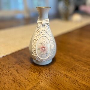 Vintage bud vase heritage collection